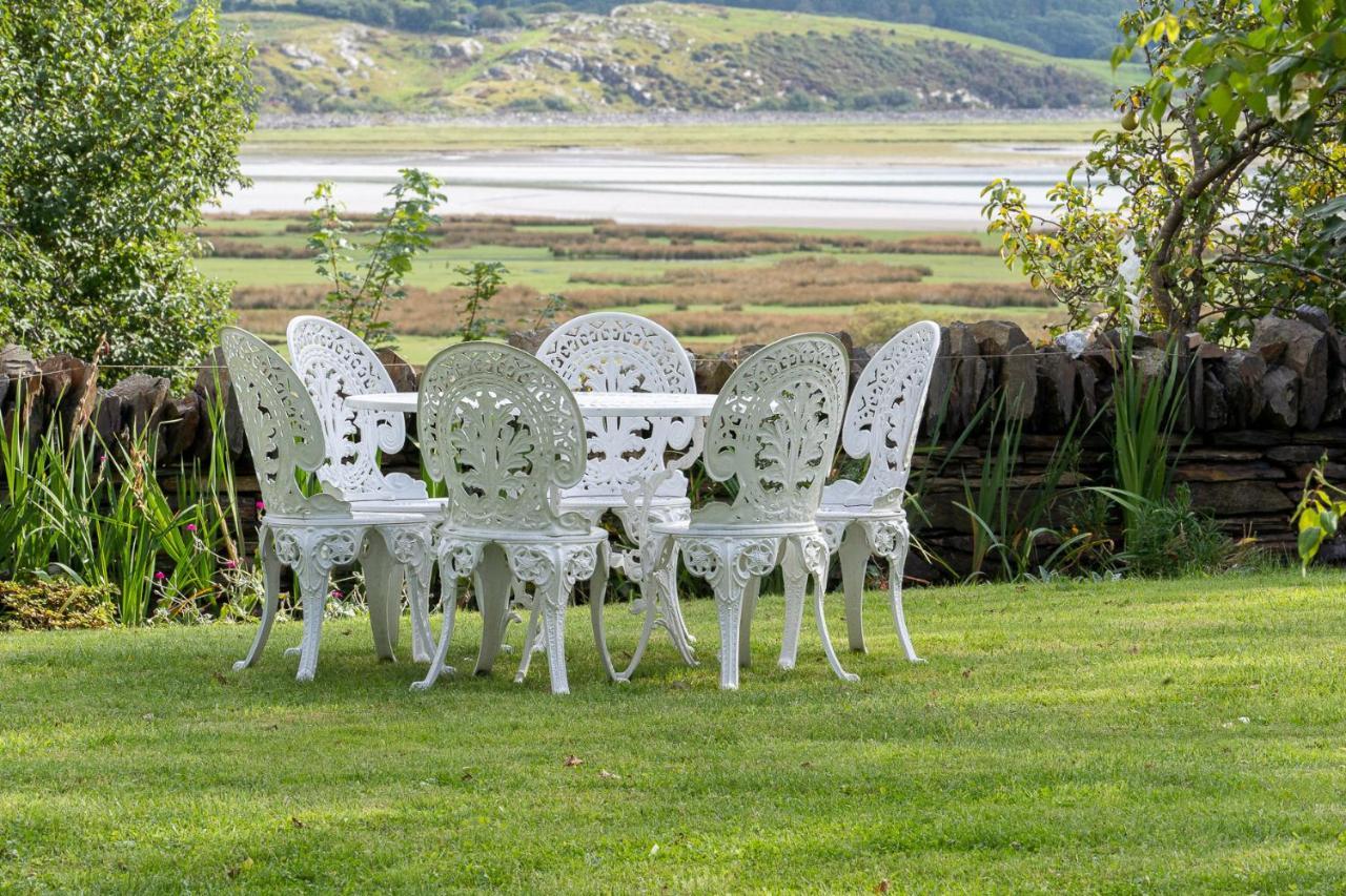 Taldraeth - Old Vicarage Guest House Penrhyndeudreath Exterior foto